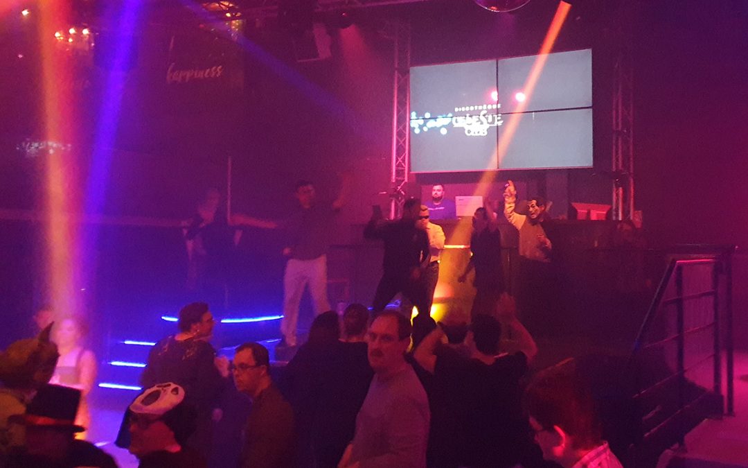 [LES RESIDENTS FOULENT LE DANCEFLOOR DU CELESTE]