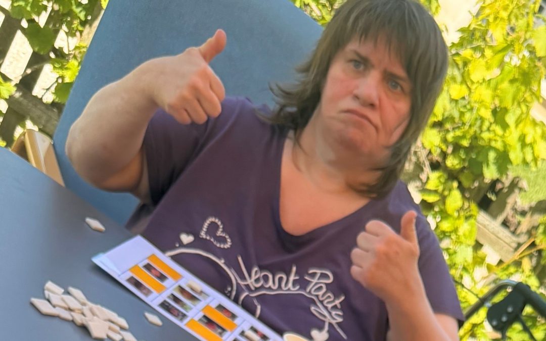 Quand les visages remplacent les numéros : le loto se réinvente aux Courlis !